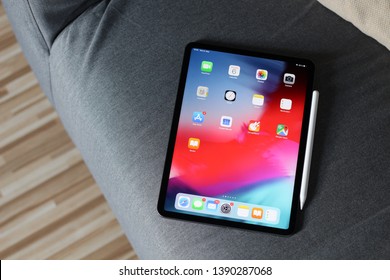 Apple IPad Pro 11-inch On Homescreen And With Apple Pencil 2 Attatched