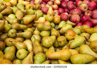 apple and pear fruit in season