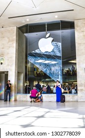 Apple Store With People From Genius Bar Paris \ France June 2016