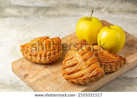 Apple turnovers, or chaussons aux pommes are a classic French puff pastry that is filled with apple sauce. Foto stock © 