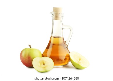 Apfelessig in Glasflasche einzeln auf Weiß