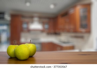 Äpfel auf alten Holztisch in der Küche