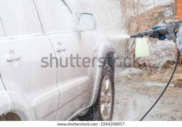Apply foam to the car. Penalty the car. Chemistry
for the car. Wash the
car.