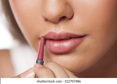 Applying A Lip Liner