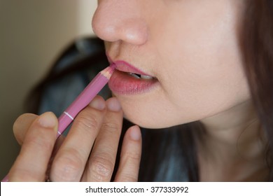 Applying A Lip Liner