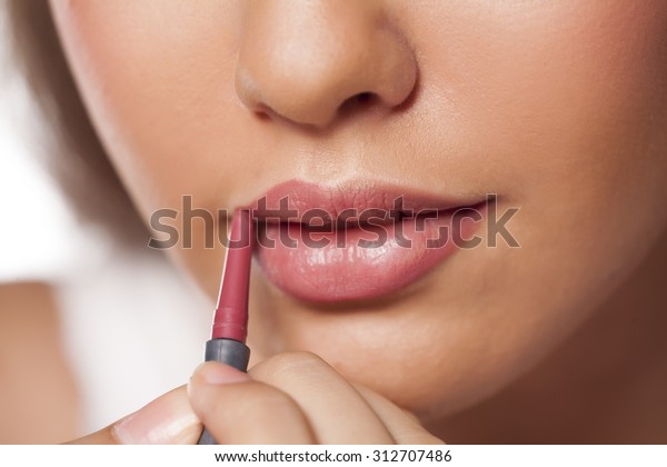 applying a lip
liner