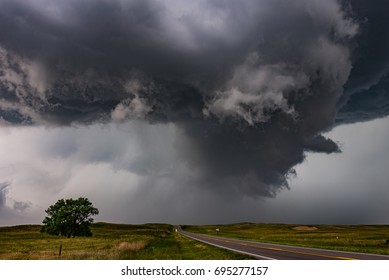 Approaching supercell storm in Kansas, US from which 3 inch hail had been reported.