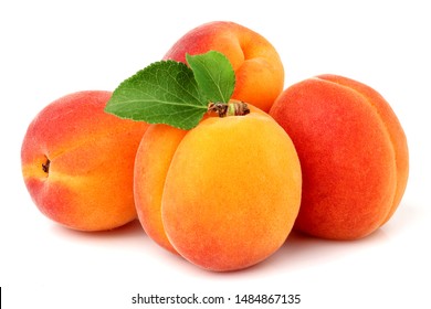  Плоды абрикоса с листьями, изолированными на белом фоне 