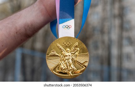 44,985 Medal In Hand Images, Stock Photos & Vectors | Shutterstock