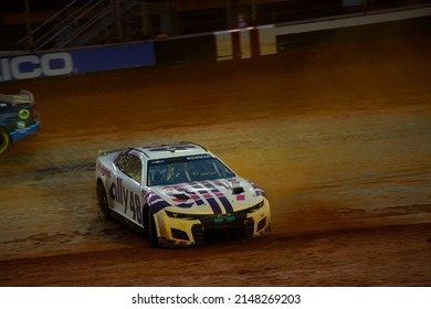 April 17, 2022 - Bristol, TN, USA: Alex Bowman Races For The Food City Dirt Race At Bristol Motor Speedway In Bristol, TN.