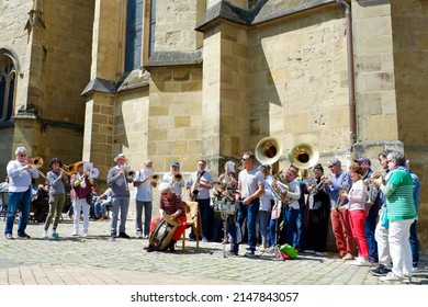⁨Bayonne⁩, ⁨Aquitaine⁩, ⁨France⁩ - April 17, 2022: elder people playing traditional music together outside during festive days for the local community.