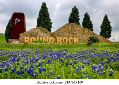 17 avril 2022. Round Rock, Texas.  Monument à l'entrée de la ville entouré de champs de bleus. Round Rock, au Texas, est situé à 24 km au nord d'Austin, dans le centre du Texas Hill Country.