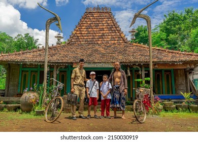 April 2, 2022 In Lesanpuro Village, Kedungkandang District, Malang City, A Teacher Stands In Front Of A Javanese Traditional House With Students And Their Parents Before Leaving For School

