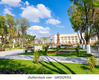 April 2020, Uzbekistan, Tashkent. Monument Alisher Navoi Against The Background Of The Pedagogical University. Soviet Uzbek Architecture