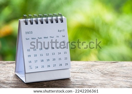April 2023 table calendar with customizable space for text or ideas. Monthly calendar concept and copy space. Imagine de stoc © 