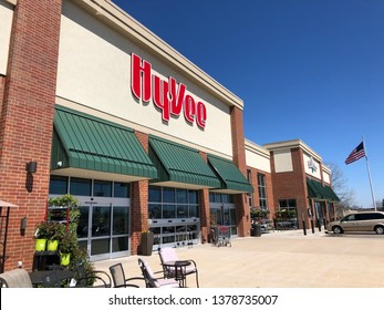 April 23, 2019 - New Hope, MN: Exterior view of a Hyvee grocery store. This is a supermarket chain primarily in the Midwestern United States