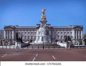 APRIL 25,2020: Image shows a usually crowded front of Buckingham Palace -completely free of people during Coronavirus outbreak. London. United Kingdom
