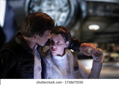 APRIL 29 2020: Scene From Star Wars With Han Solo And Princess Leia Organa Sharing A Romantic Moment - Hasbro Action Figures