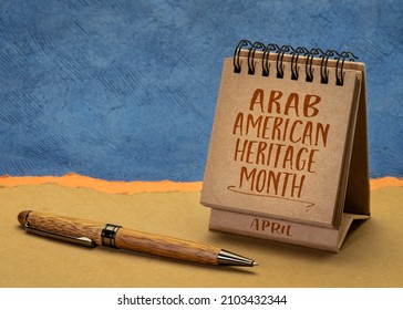 Abril - Mes del Patrimonio Árabe-Estadounidense, escritura a mano en un pequeño calendario de escritorio contra el paisaje abstracto del papel, recordatorio de evento cultural