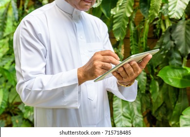 Arab Muslim Business Man Ware White Traditional Clothing In Hand Writing Something On Digital Tablet