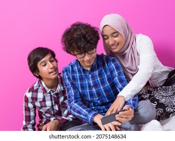 Arab Teenagers Group Using Smart Phones For Social Media Networking And Sharing Of Informations For Online Education