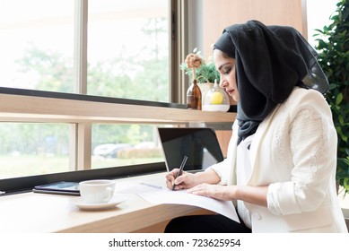 Arabian Businesswoman working in the coffee shop.