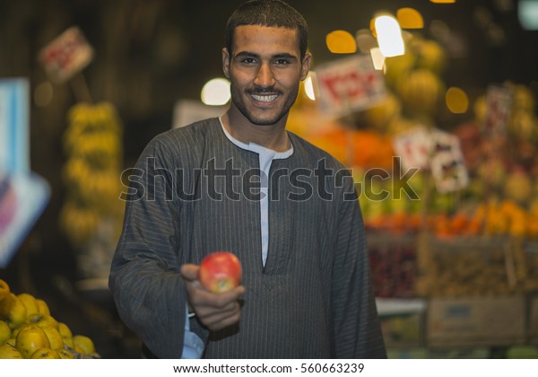 Arabische Agyptische Vendor Manner Verkaufen Obst Und Stockfoto Jetzt Bearbeiten