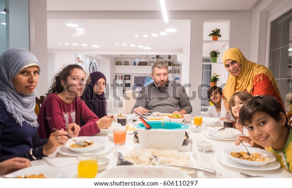 Famille Musulmane D Arabie Qui Mange De Photo De Stock Modifiable