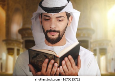 モスクの中でクーランを読むアラブ人のイスラム教徒。