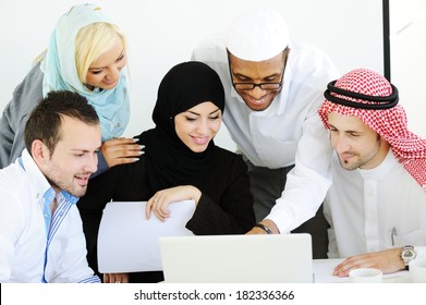 31 147 Teamwork Arabic Images, Stock Photos, 3D objects, & Vectors ...