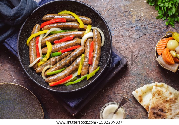 arabische Küche; Traditionelle ägyptische Wurst mit Zwiebeln, Paprika ...