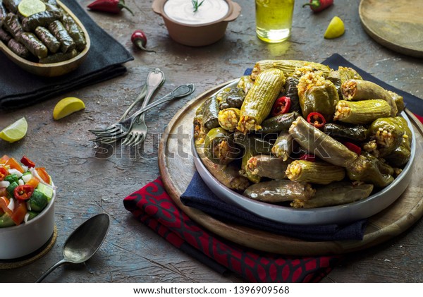 アラビア料理 中東の伝統料理 マシャイ ドルマ ぬいぐるみのズッキーニ ナス トマト ピーマン つるの葉 の写真素材 今すぐ編集