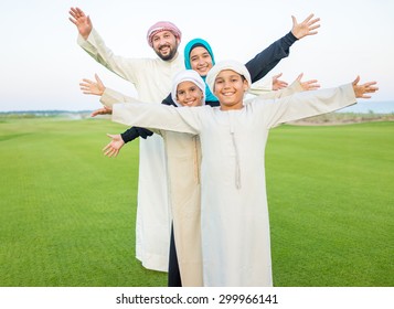 Arab Family Trip Images Stock Photos Vectors Shutterstock