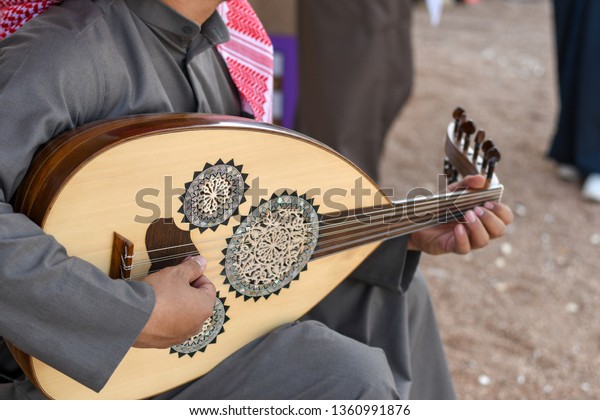 サウジアラビア出身のアラビア人音楽家は、ウードやウードと呼ばれる中東の伝統楽器を演奏しています。
