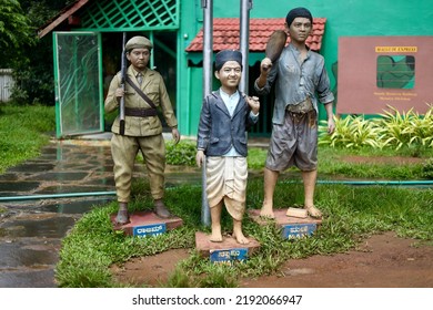 Arasalu, Shimoga , Karnataka, India - August 14, 2022: The Statues Of The Three Characters Swamy, Rajam, Mani Of The Serial Malgudi Days Directed  Scripted By Shankar Nag, RK Narayan.