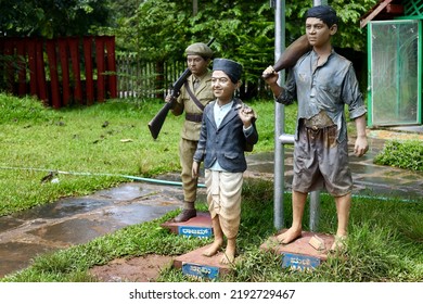 Arasalu, Shimoga , Karnataka, India - August 14, 2022: The Statues Of The Three Characters Swamy, Rajam, Mani Of The Serial Malgudi Days Directed  Scripted By Shankar Nag, RK Narayan.