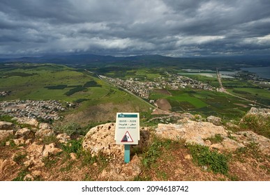 Arbel-Reittier, Israel - März 2021: Gefahrenwarnzeichen auf der Wanderroute