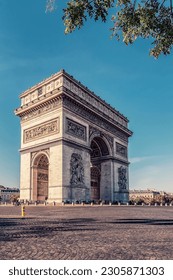 Arc De Triomphe in Paris in the daytime