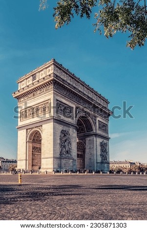 Arc De Triomphe in Paris in the daytime