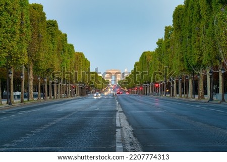 The Arc de Triomphe seen across des Champs-Élysées avenue in Paris, Francja