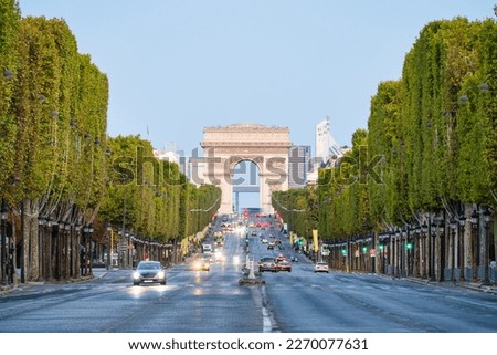 The Arc de Triomphe seen across des Champs-Élysées avenue in Paris, Francja