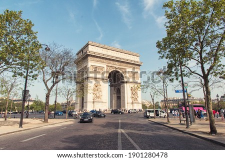 Arc de Triomphe from street view 