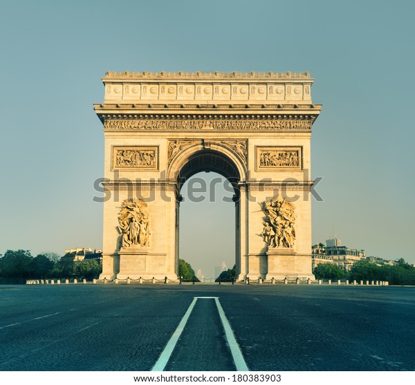 フランス パリのアルク ド トルフ正面図 の写真素材 今すぐ編集