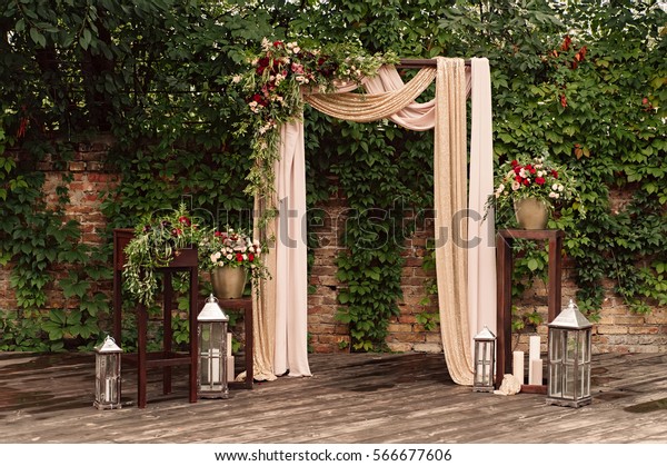 結婚式のアーチ 緑の花を飾った布の花 の写真素材 今すぐ編集