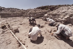 Archeolog Pracujący W Terenie, Ze Specjalnymi Narzędziami