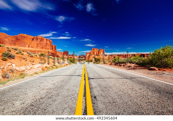 Arches
National Park is a US National Park in eastern Utah, known for
containing over 2,000 natural sandstone
arches.