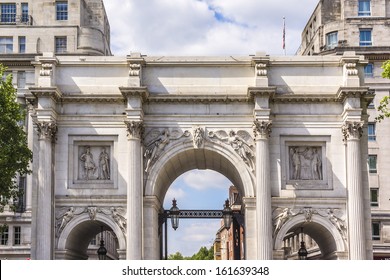 Architectural Fragment Of Marble Arch - 19th-century White Marble Faced Triumphal Arch And London Landmark. Marble Arch Was Designed By John Nash In 1827. West End, London, England.