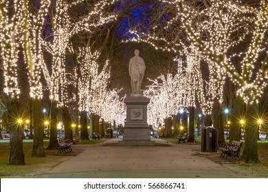 The Architecture Of Boston In Massachusetts, USA At Night Showcasing The Christmas Lights At Boston Commons And Boston Public Garden At Sunrise.