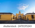 arco de Santa Catarina en Antigua Guatemala con sus calles durante el amanecer