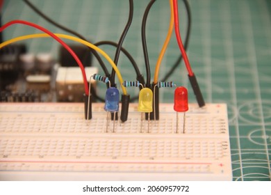 Arduino project light-emitting diodes on breadboard